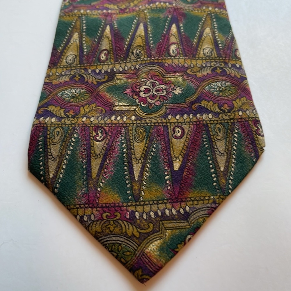 The Metropolitan Museum of Art 100% silk necktie 58” X 4” see description